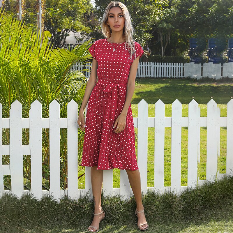Czerwona w kropki sukienka w stylu retro z paskiem
