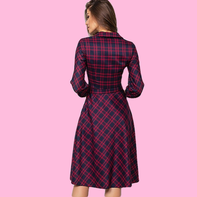 elegancka sukienka czerwona vintage z żabotem