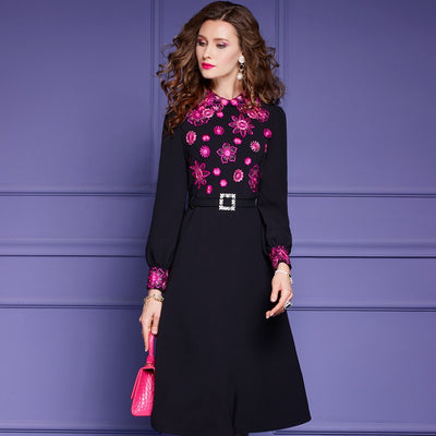 Czarna Elegancka Sukienka Vintage z Różowym Haftem