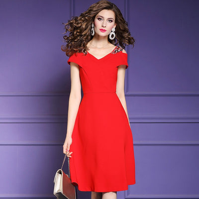 Elegancka Czerwona Sukienka Vintage z Odkrytymi Ramionami