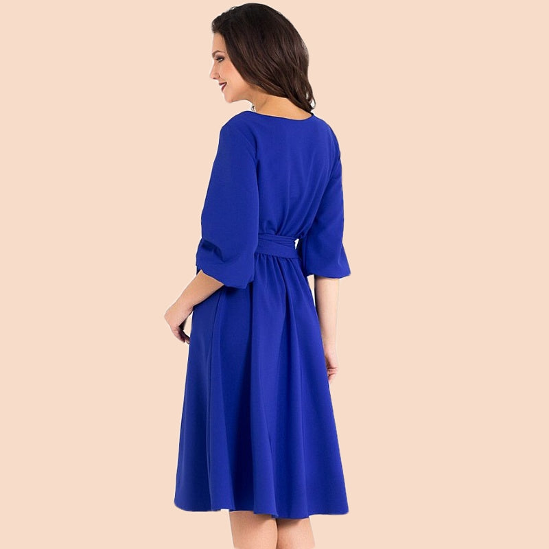 elegancka sukienka vintage z bufiastymi rękawami niebieska