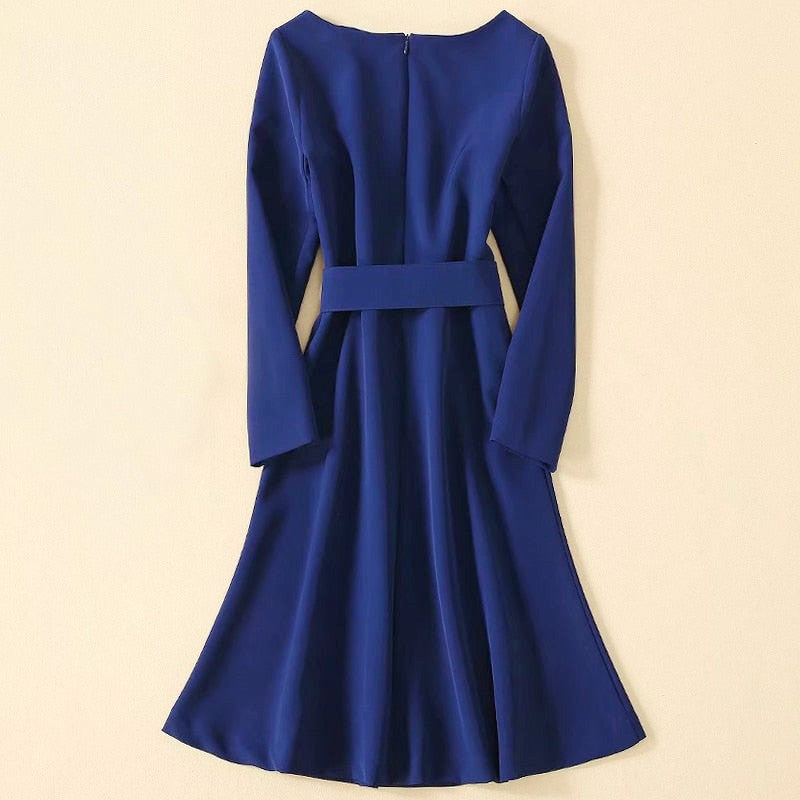 Niebieska sukienka w stylu marynarskim inspirowana Kate Middleton